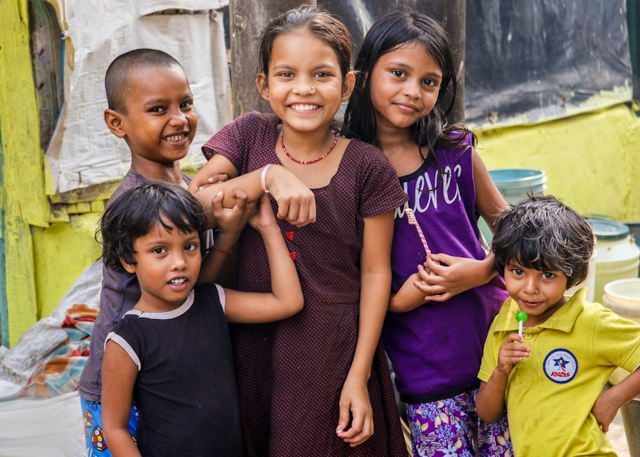 Grupo de crianças sorrindo abraçadas